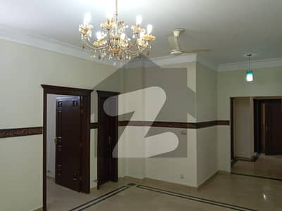 ایف ۔ 11 مرکز ایف ۔ 11 اسلام آباد میں 3 کمروں کا 14 مرلہ فلیٹ 2.6 کروڑ میں برائے فروخت۔