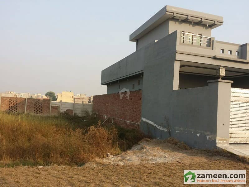 10 marlas plot for sale Urgent in outclass location facing kanal plots