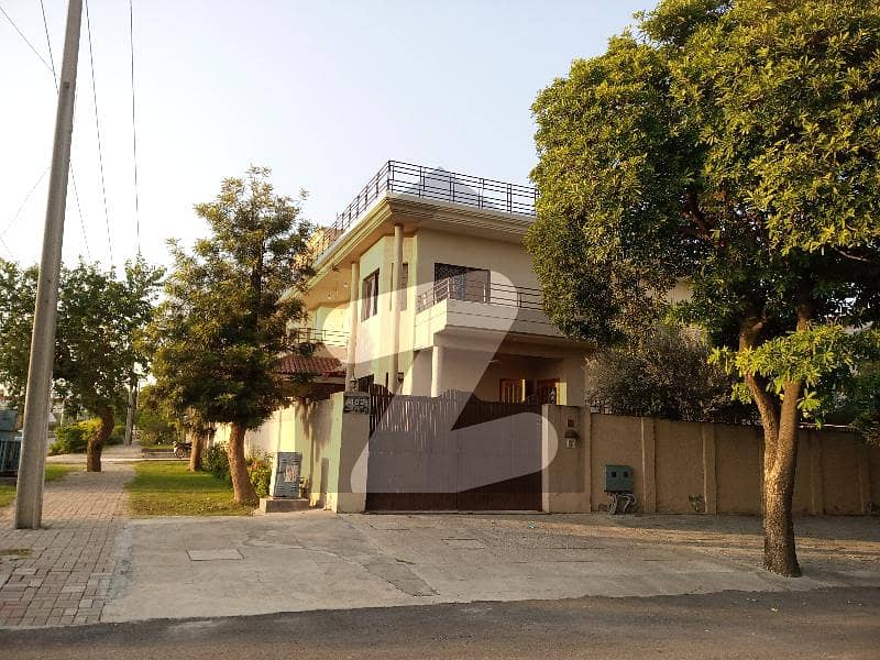 I-8 Beautiful One kanal open Besment with sapparate Gate For Rent.
