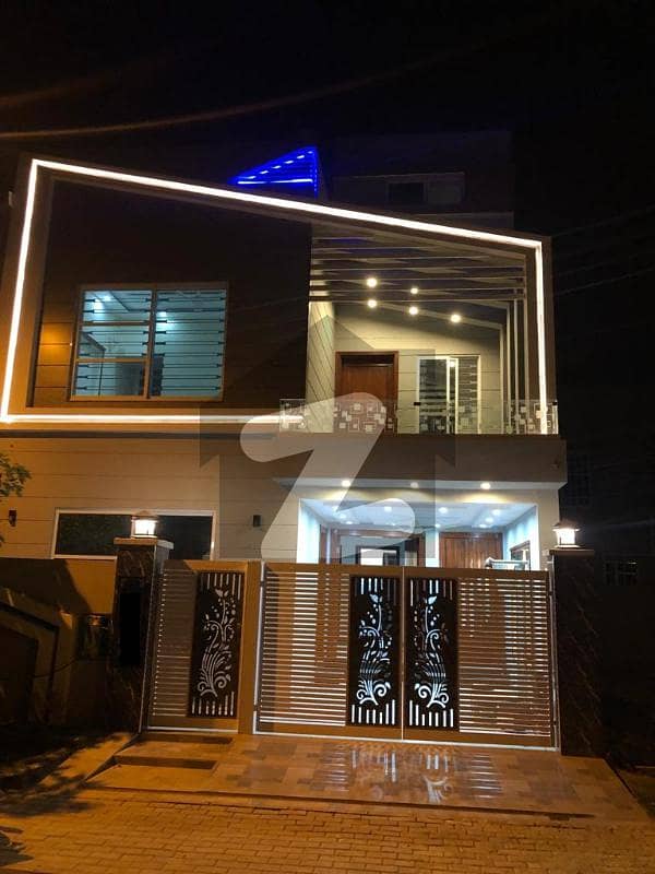 بحریہ ٹاؤن جناح بلاک بحریہ ٹاؤن سیکٹر ای بحریہ ٹاؤن لاہور میں 3 کمروں کا 5 مرلہ مکان 1.95 کروڑ میں برائے فروخت۔