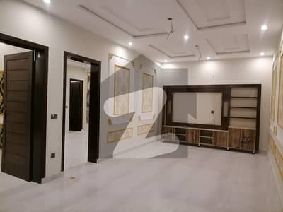 Stunning 1 Kanal House In Model Town Available