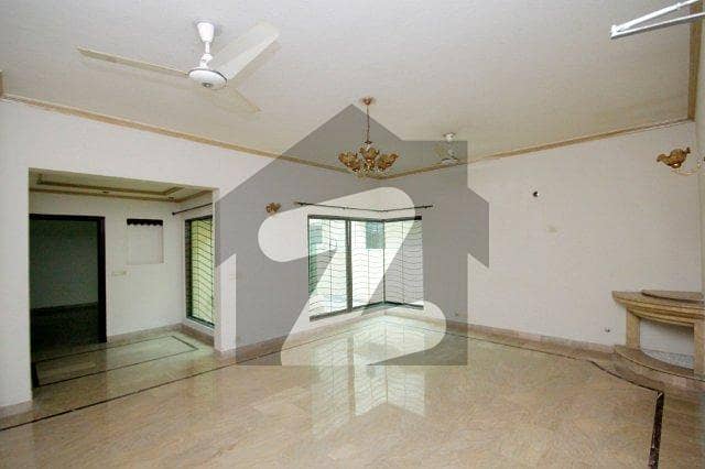 4 kanal facing park old house for sale in gulberg G block