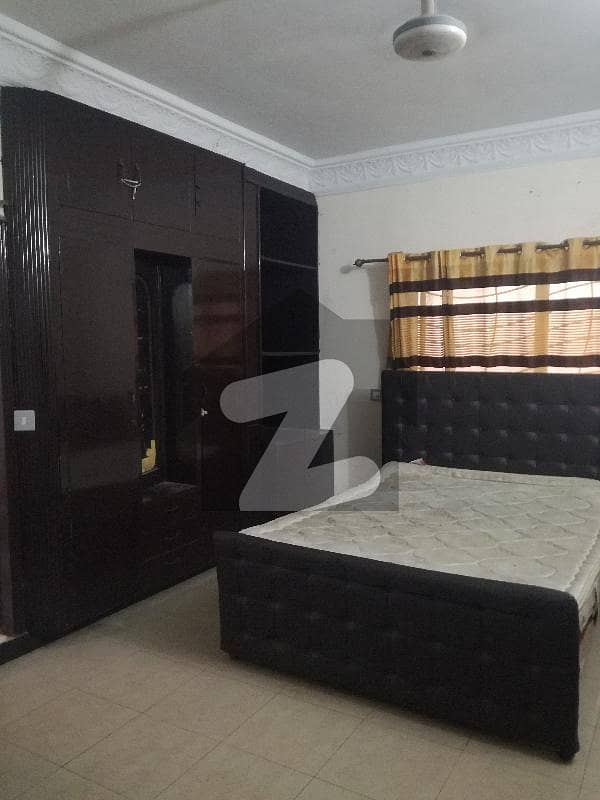 I 8 furnished room available for rent