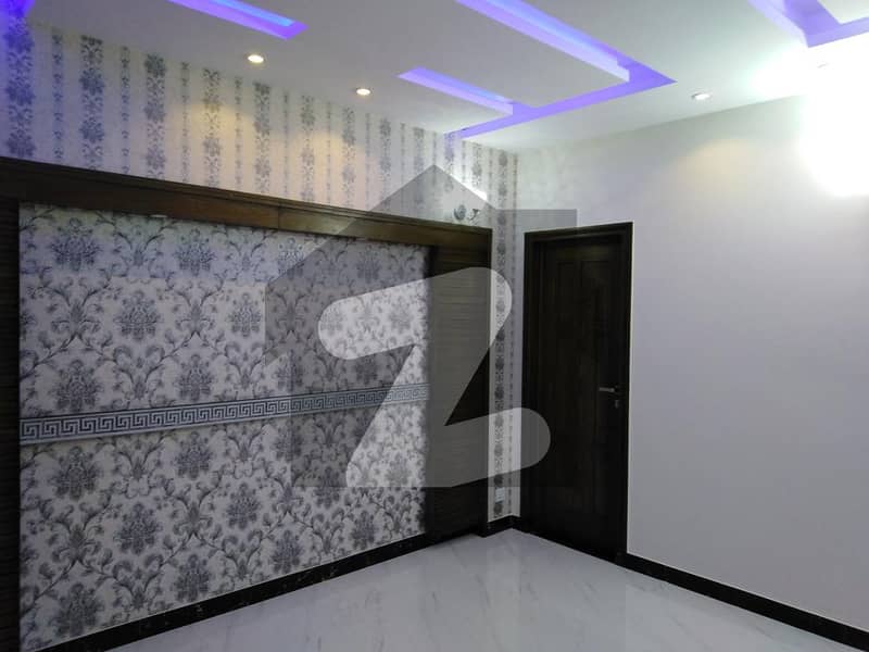 گلبرگ لاہور میں 5 کمروں کا 1 کنال مکان 4.5 کروڑ میں برائے فروخت۔