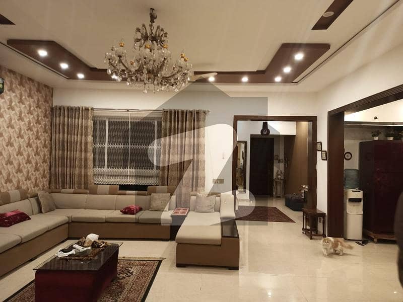 ماڈل ٹاؤن لاہور میں 5 کمروں کا 1 کنال مکان 2.1 لاکھ میں کرایہ پر دستیاب ہے۔