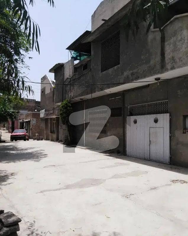 Upper Portion Of 900 Square Feet Available In Cantt