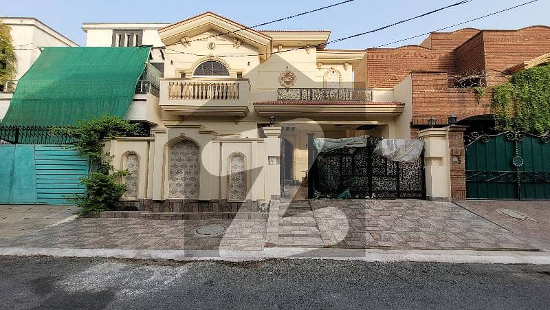 پی آئی اے ہاؤسنگ سکیم لاہور میں 5 کمروں کا 10 مرلہ مکان 3.7 کروڑ میں برائے فروخت۔