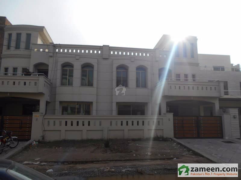 گرین ایونیو اسلام آباد میں 6 کمروں کا 13 مرلہ مکان 2.5 کروڑ میں برائے فروخت۔