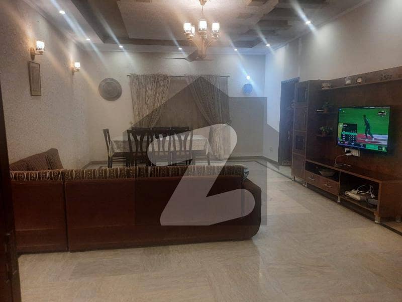 پی آئی اے ہاؤسنگ سکیم لاہور میں 5 کمروں کا 11 مرلہ مکان 2.8 کروڑ میں برائے فروخت۔