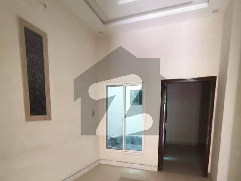 گلبرگ ویلی فیصل آباد میں 3 کمروں کا 2 مرلہ مکان 65 لاکھ میں برائے فروخت۔