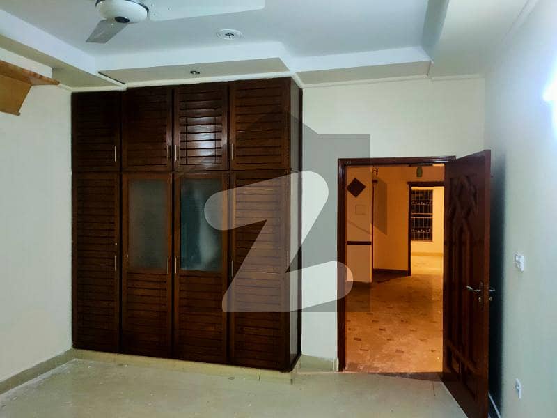 Allama Iqbal Town Karim Block 10 Marla Upper Potion For Rent Available