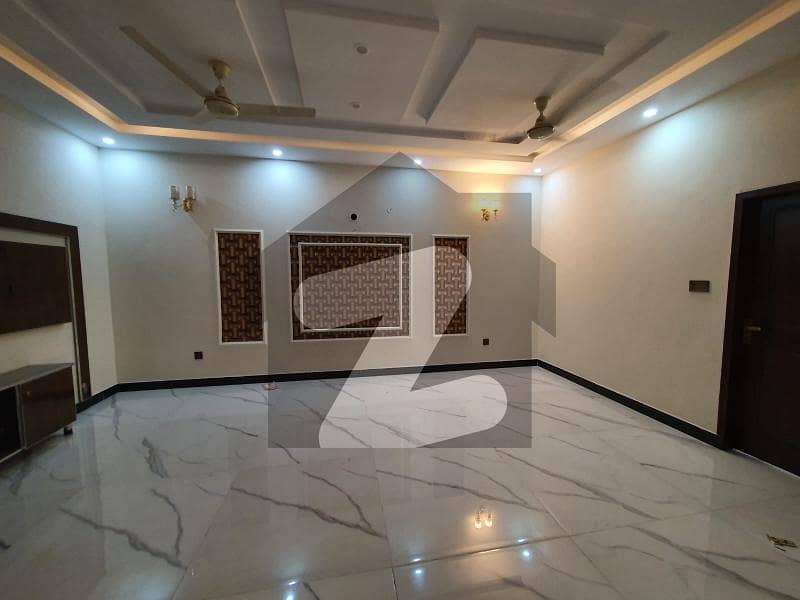پنجاب کوآپریٹو ہاؤسنگ ۔ بلاک بی پنجاب کوآپریٹو ہاؤسنگ سوسائٹی لاہور میں 6 کمروں کا 10 مرلہ مکان 3.1 کروڑ میں برائے فروخت۔