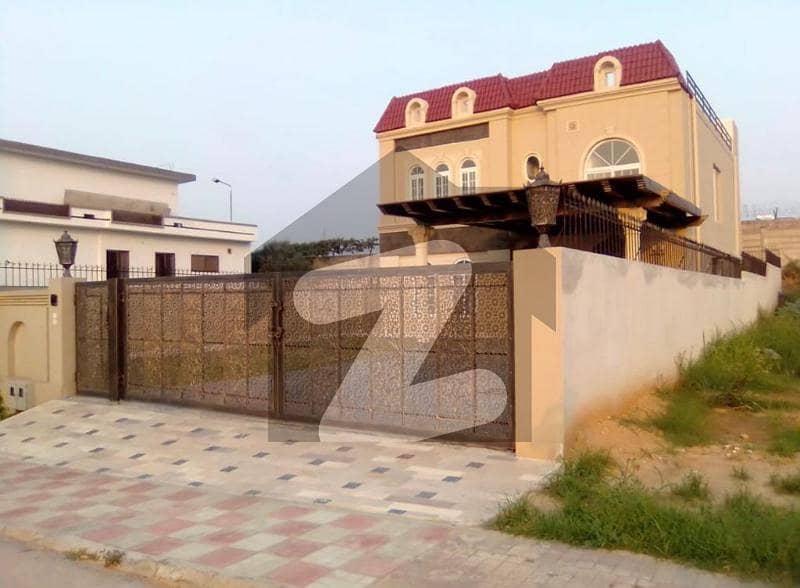 1 kanal beautiful house with big lawn Available on reasonable price.