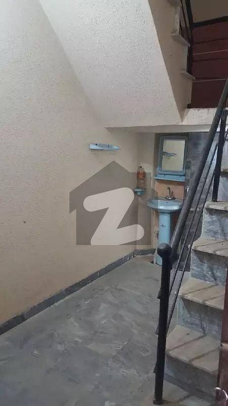 حاجی پورہ روڈ سیالکوٹ میں 2 کمروں کا 1 مرلہ مکان 24 لاکھ میں برائے فروخت۔