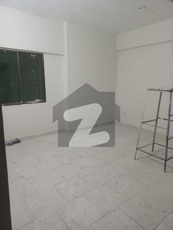 سفاری اینکلیو آپارٹمنٹس یونیورسٹی روڈ کراچی میں 3 کمروں کا 6 مرلہ فلیٹ 1.3 کروڑ میں برائے فروخت۔
