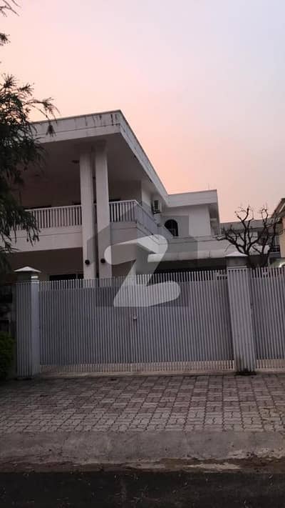 5 Bedrooms House For Sale At Prime Location