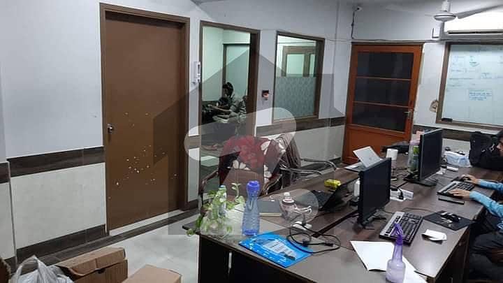 یونیورسٹی روڈ کراچی میں 3 کمروں کا 4 مرلہ دفتر 1.25 کروڑ میں برائے فروخت۔