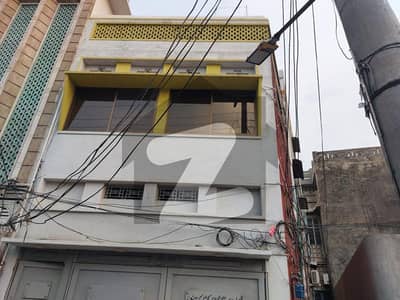 اقبال ٹاؤن سیالکوٹ میں 8 کمروں کا 6 مرلہ مکان 2.6 کروڑ میں برائے فروخت۔
