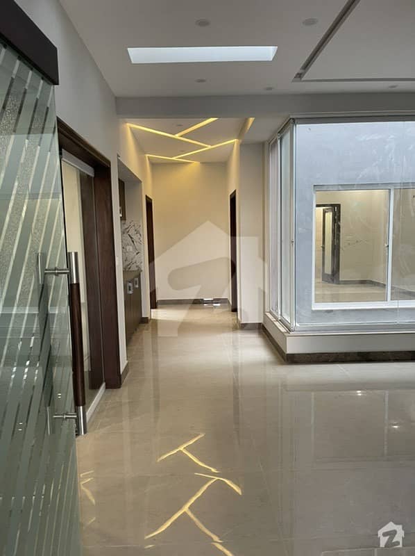 عبداللہ گارڈنز ایسٹ کینال روڈ کینال روڈ فیصل آباد میں 5 کمروں کا 10 مرلہ مکان 3.9 کروڑ میں برائے فروخت۔