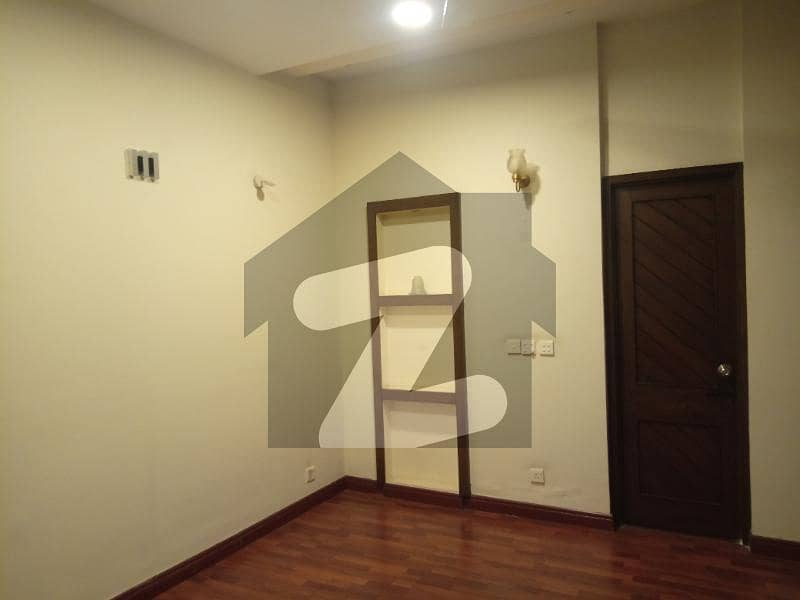 عارف جان روڈ کینٹ لاہور میں 3 کمروں کا 10 مرلہ مکان 3.5 کروڑ میں برائے فروخت۔
