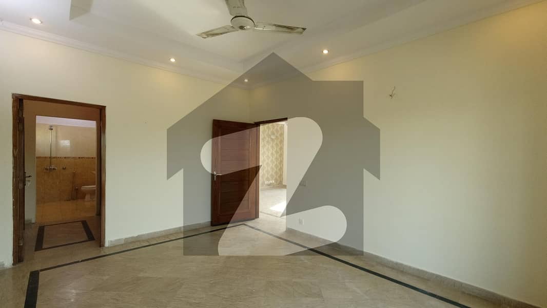 کیولری گراؤنڈ لاہور میں 5 کمروں کا 1 کنال مکان 5 کروڑ میں برائے فروخت۔