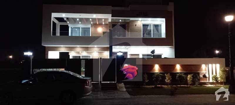 لیک سٹی رائیونڈ روڈ لاہور میں 5 کمروں کا 1 کنال مکان 5 کروڑ میں برائے فروخت۔