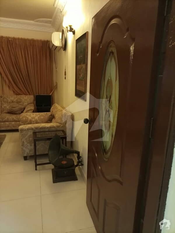 کلفٹن ۔ بلاک 2 کلفٹن کراچی میں 3 کمروں کا 6 مرلہ فلیٹ 1.6 کروڑ میں برائے فروخت۔