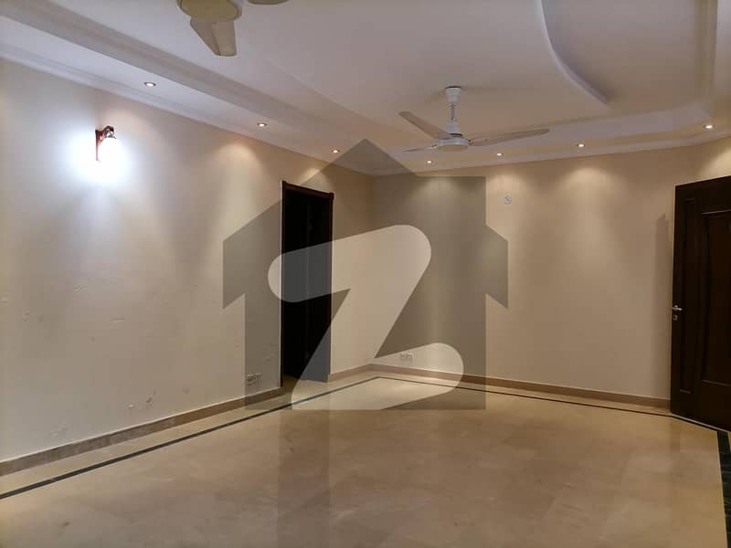 آفیسر کالونی لاہور میں 5 کمروں کا 1.1 کنال مکان 4.25 کروڑ میں برائے فروخت۔