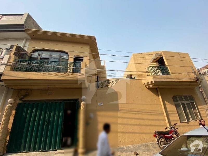 اعوان ٹاؤن لاہور میں 6 کمروں کا 8 مرلہ مکان 1.35 کروڑ میں برائے فروخت۔