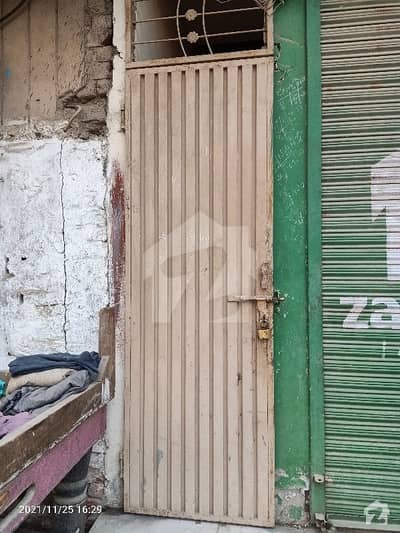 سمن آباد لاہور میں 1 کمرے کا 1 مرلہ کمرہ 8 ہزار میں کرایہ پر دستیاب ہے۔