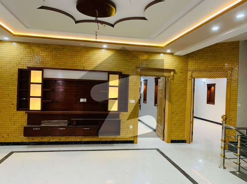حیات آباد پشاور میں 7 کمروں کا 10 مرلہ مکان 1.1 لاکھ میں کرایہ پر دستیاب ہے۔