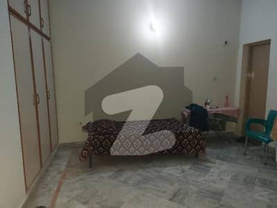 گڑھی شاہو لاہور میں 1 کمرے کا 3 مرلہ کمرہ 15 ہزار میں کرایہ پر دستیاب ہے۔