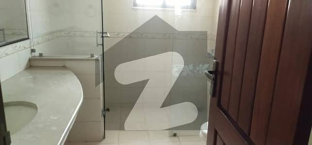 ڈی ایچ اے فیز 2 ڈیفنس (ڈی ایچ اے) لاہور میں 5 کمروں کا 1 کنال مکان 1.7 لاکھ میں کرایہ پر دستیاب ہے۔