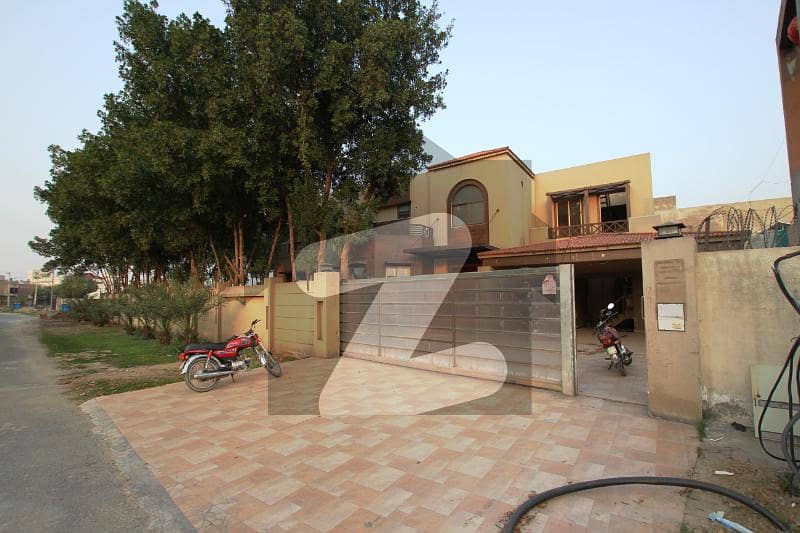 ائیرپورٹ روڈ لاہور میں 7 کمروں کا 4 کنال مکان 6 لاکھ میں کرایہ پر دستیاب ہے۔