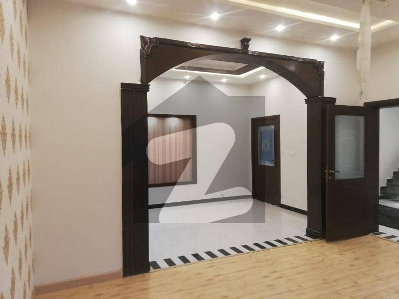 البرکت ولاز فیصل آباد میں 4 کمروں کا 18 مرلہ مکان 3.5 کروڑ میں برائے فروخت۔