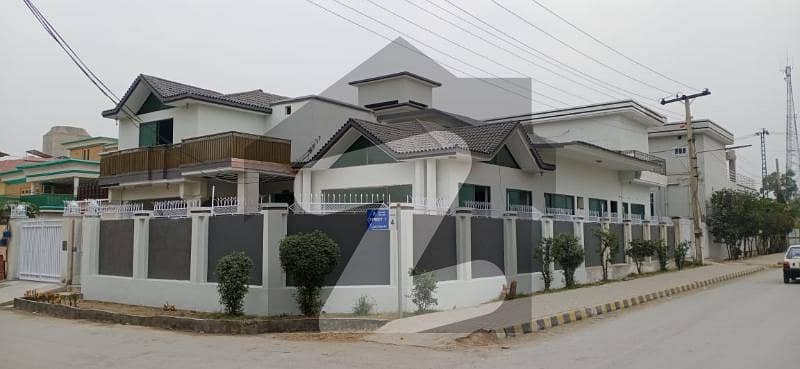 حیات آباد فیز 4 - پی1 حیات آباد فیز 4 حیات آباد پشاور میں 8 کمروں کا 1 کنال مکان 7.8 کروڑ میں برائے فروخت۔