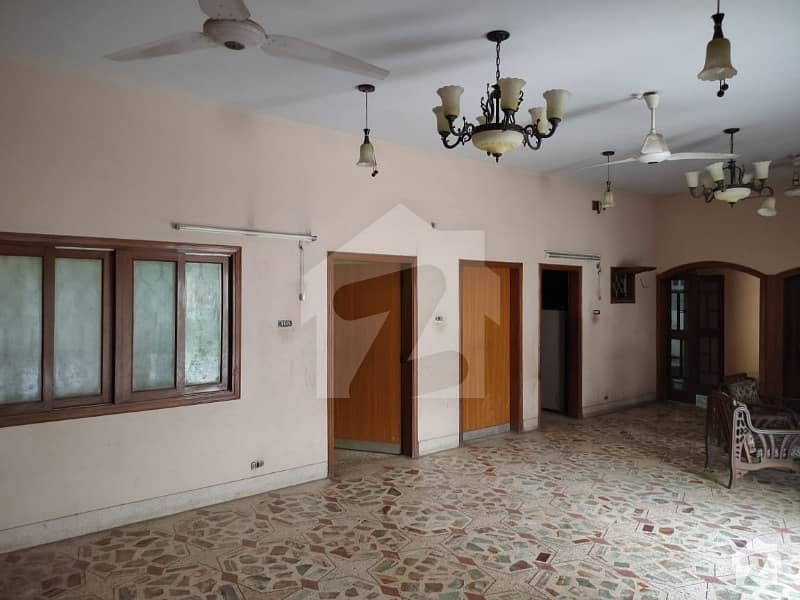 گلستانِِ جوہر ۔ بلاک 12 گلستانِ جوہر کراچی میں 8 کمروں کا 16 مرلہ مکان 6.5 کروڑ میں برائے فروخت۔
