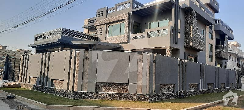 حیات آباد پشاور میں 12 کمروں کا 1 کنال مکان 10.25 کروڑ میں برائے فروخت۔