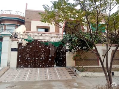 گلشن حیات فیصل آباد میں 7 کمروں کا 1 کنال مکان 4.5 کروڑ میں برائے فروخت۔