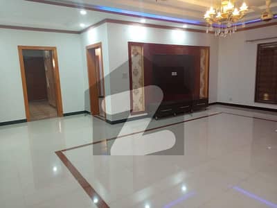 EXCELLENT LOCATION ONE KANAL NEW HOUSE