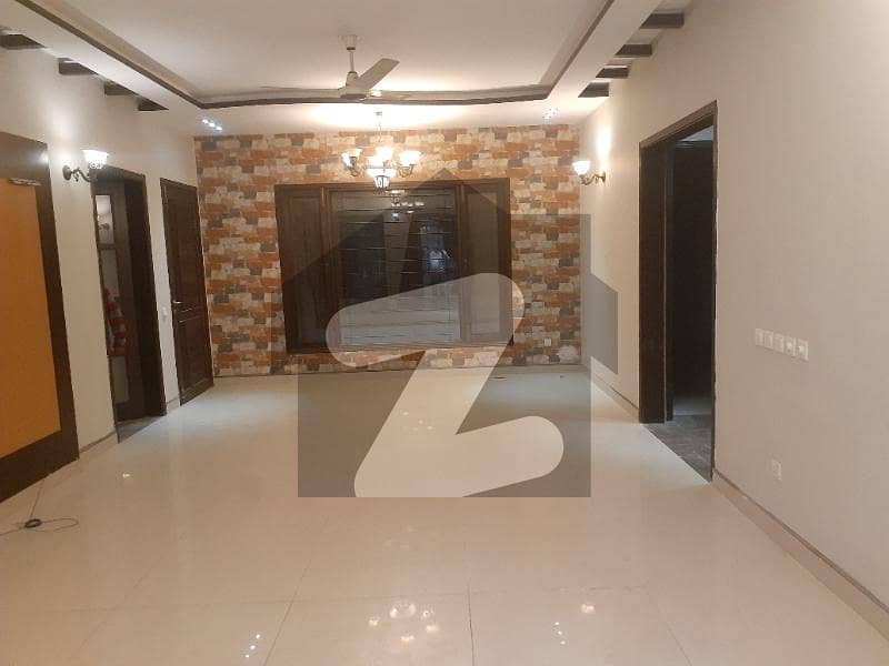 ڈی ایچ اے فیز 7 ڈی ایچ اے کراچی میں 3 کمروں کا 1 کنال بالائی پورشن 1.1 لاکھ میں کرایہ پر دستیاب ہے۔