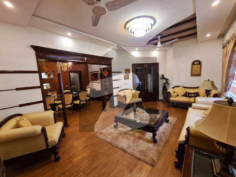 ڈی ایچ اے فیز 4 ڈیفنس (ڈی ایچ اے) لاہور میں 5 کمروں کا 1 کنال مکان 7 کروڑ میں برائے فروخت۔