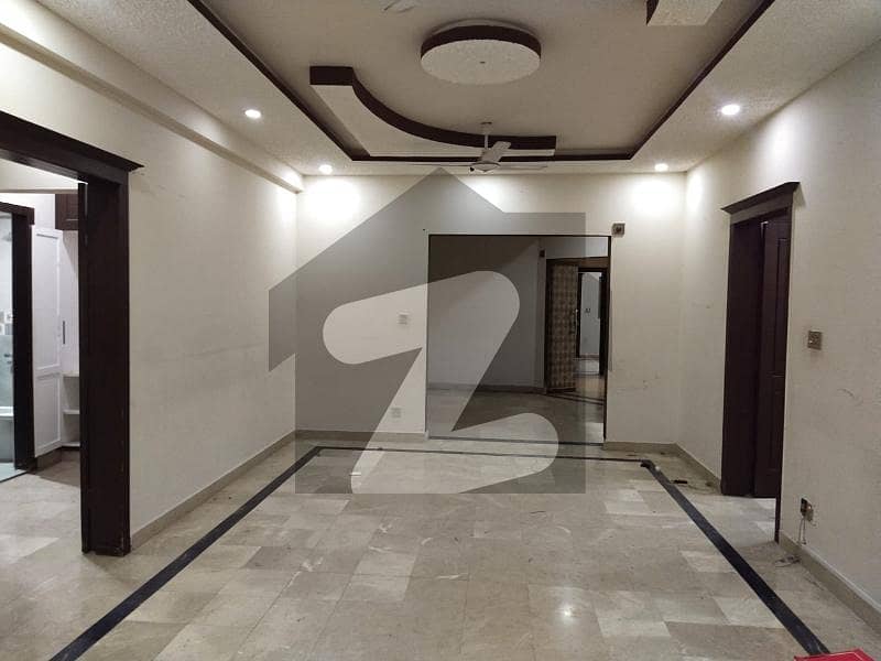 ایف ۔ 11 مرکز ایف ۔ 11 اسلام آباد میں 3 کمروں کا 12 مرلہ فلیٹ 1 لاکھ میں کرایہ پر دستیاب ہے۔