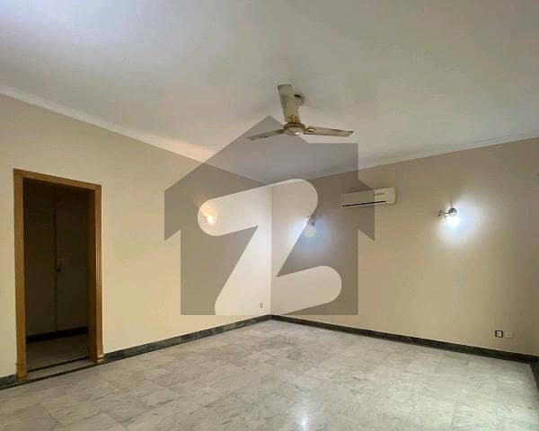 گارڈن ٹاؤن - شیر شاہ بلاک گارڈن ٹاؤن لاہور میں 4 کمروں کا 10 مرلہ مکان 3.9 کروڑ میں برائے فروخت۔
