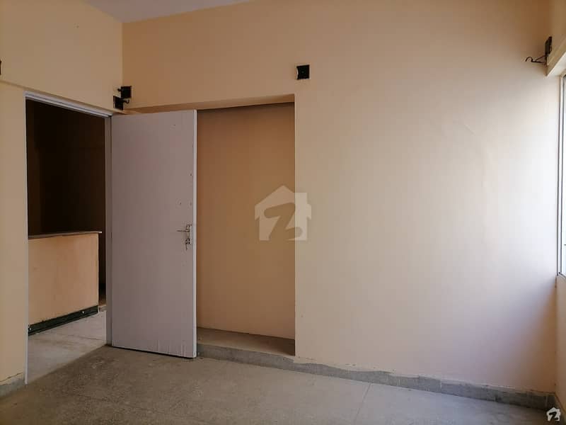 700 Square Feet Flat In Gulistan-E-Jauhar - Block 17 For Sale