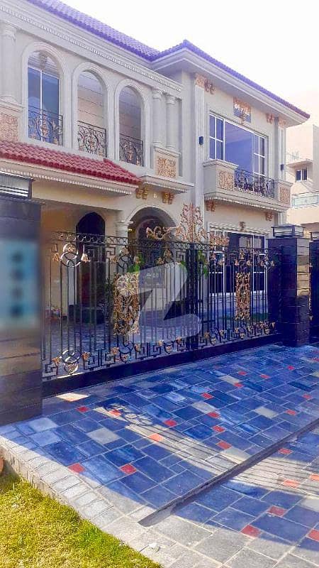 نیو مسلم ٹاؤن - بلاک ڈی نیو مسلم ٹاؤن لاہور میں 5 کمروں کا 2.1 کنال مکان 12 کروڑ میں برائے فروخت۔