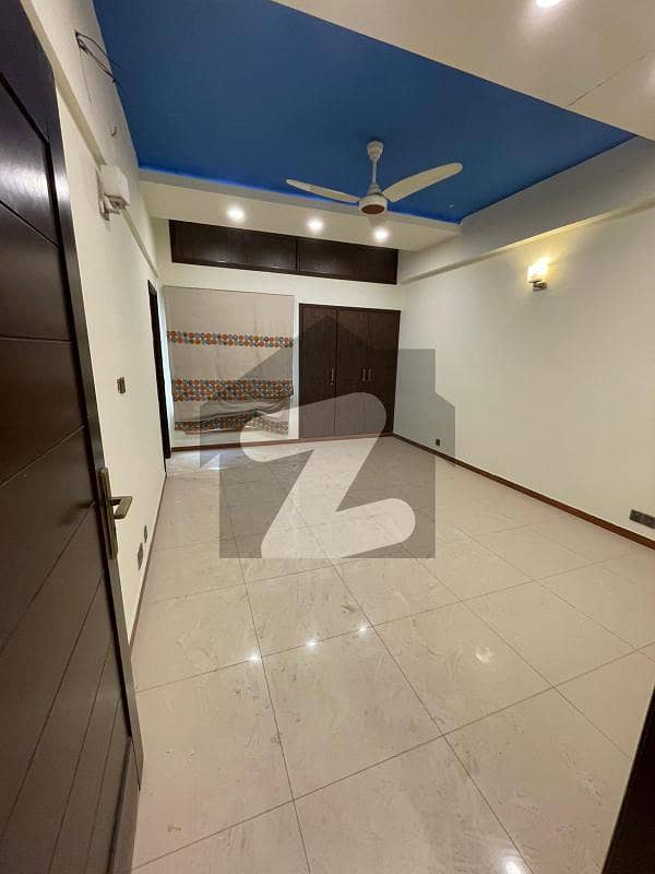 کلفٹن ۔ بلاک 8 کلفٹن کراچی میں 3 کمروں کا 9 مرلہ فلیٹ 5.1 کروڑ میں برائے فروخت۔