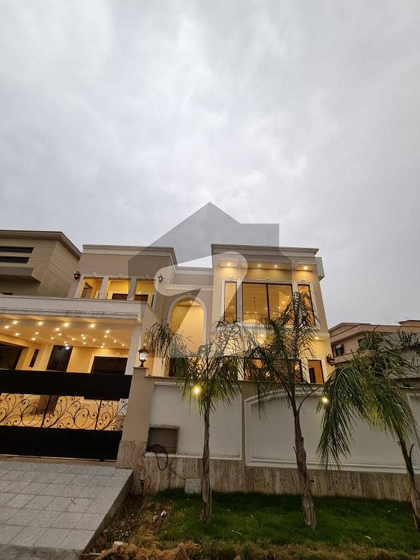 MAKE THIS BEAUTIFUL VILLA YOUR DREAM HOME IN DHA 2