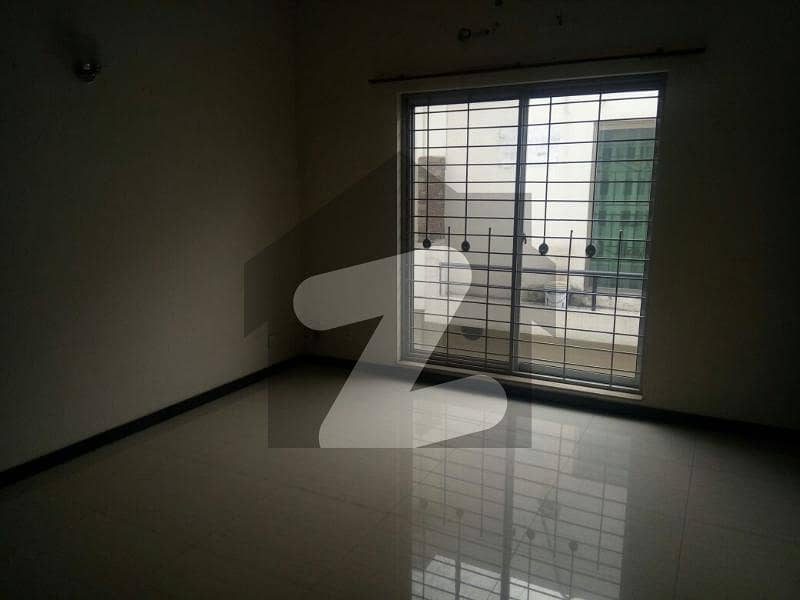 DEFENCE BEAUTIFUL RENOVATED 14 MARLA LOWER PORTION FOR RENT IN DHA LAHORE