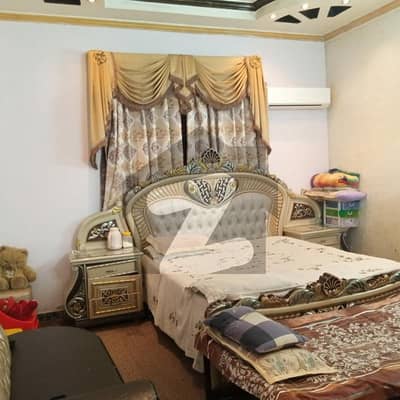 آفیسرز کالونی 2 فیصل آباد میں 5 کمروں کا 19 مرلہ مکان 5.5 کروڑ میں برائے فروخت۔